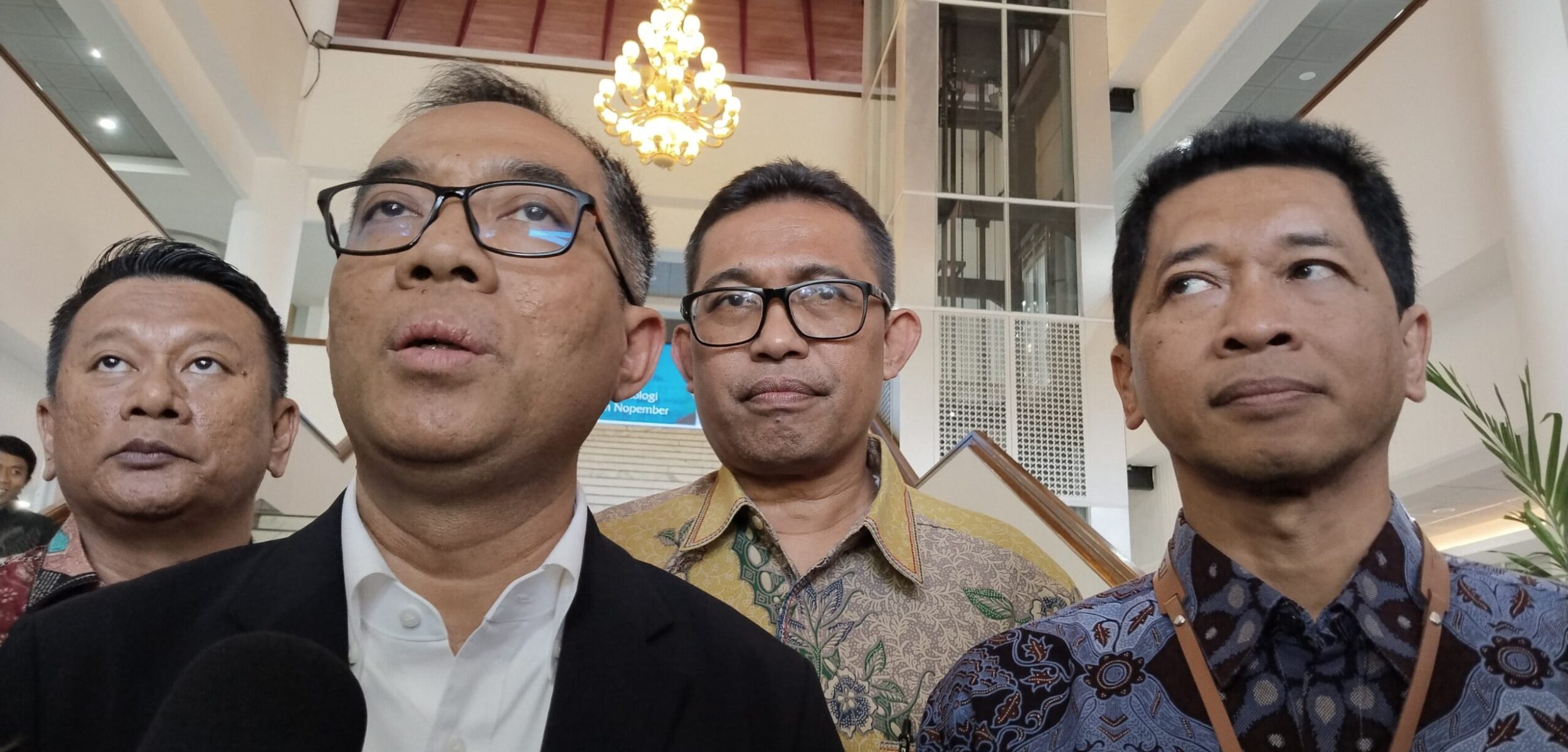 Mendiktisaintek Brian Yuliarto saat ditemui di ITS. (Husni Habib/kabarterdepan.com)