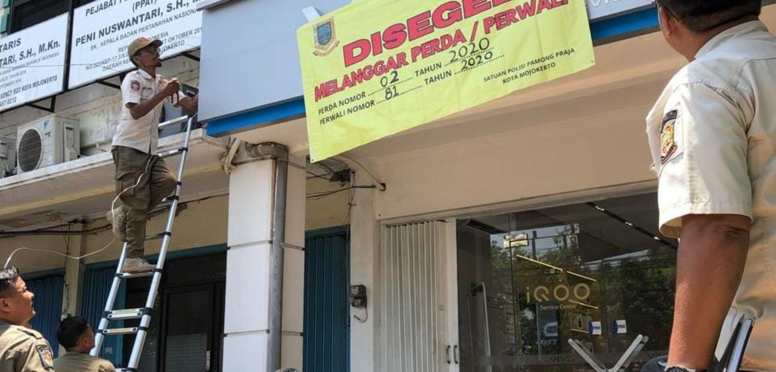 Satpol PP Kota Mojokerto Segel 6 Reklame Raksasa, Pemilik Diberi Ultimatum 7 Hari!