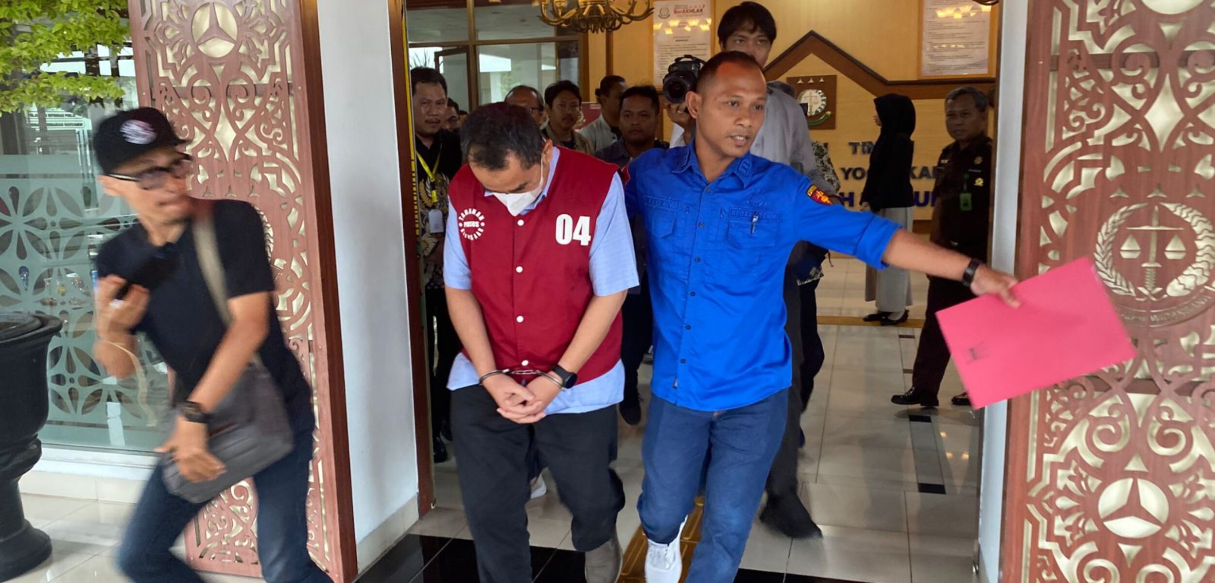 Mantan Kepala Diskominfo Sleman saat di dibawa ke Kejati DIY usai ditetapkan sebagai tersangka. (Hadid Husaini/kabarterdepan.com)