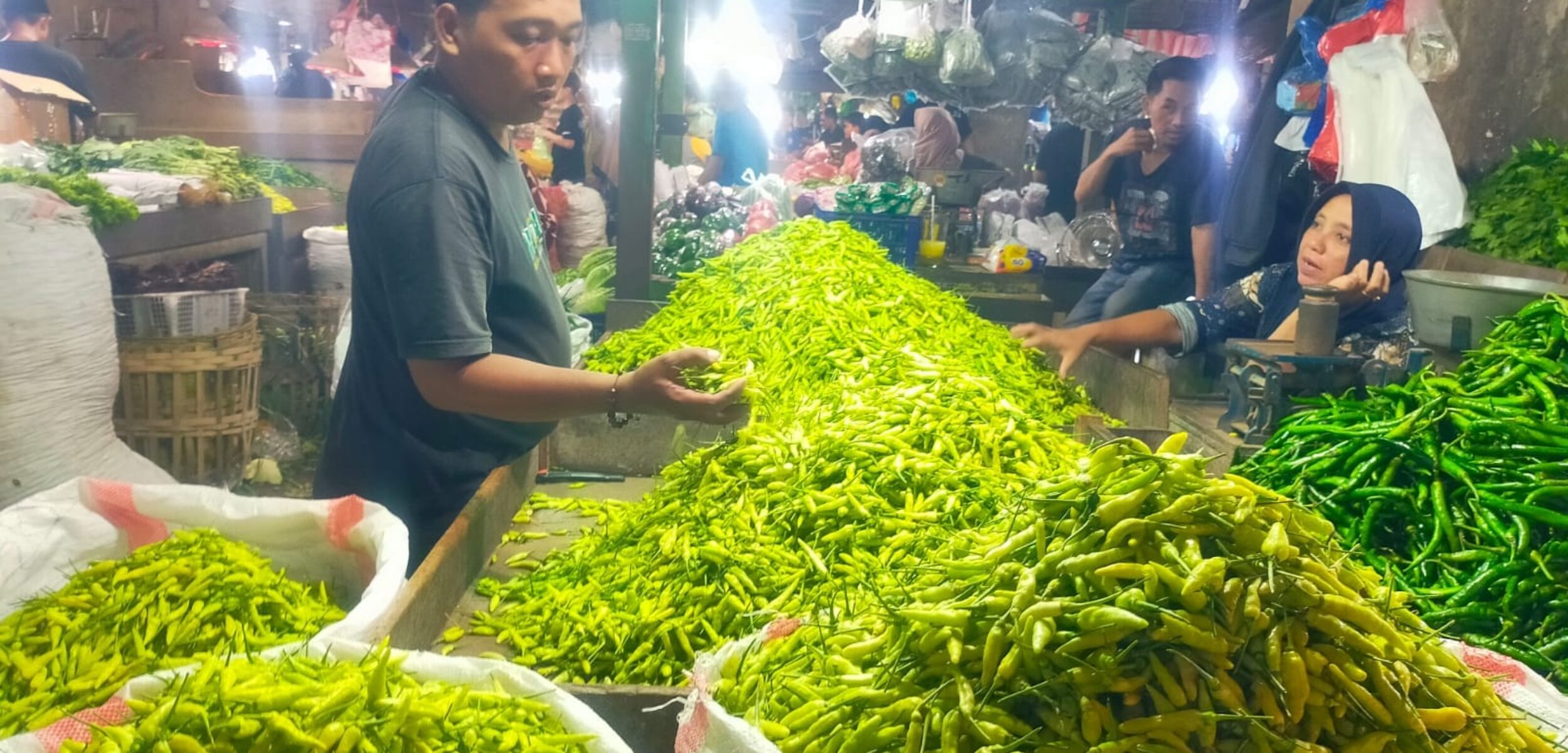 Suasana pasar tradisional di Kota Surabaya. (Husni Habib/kabarterdepan.com) 