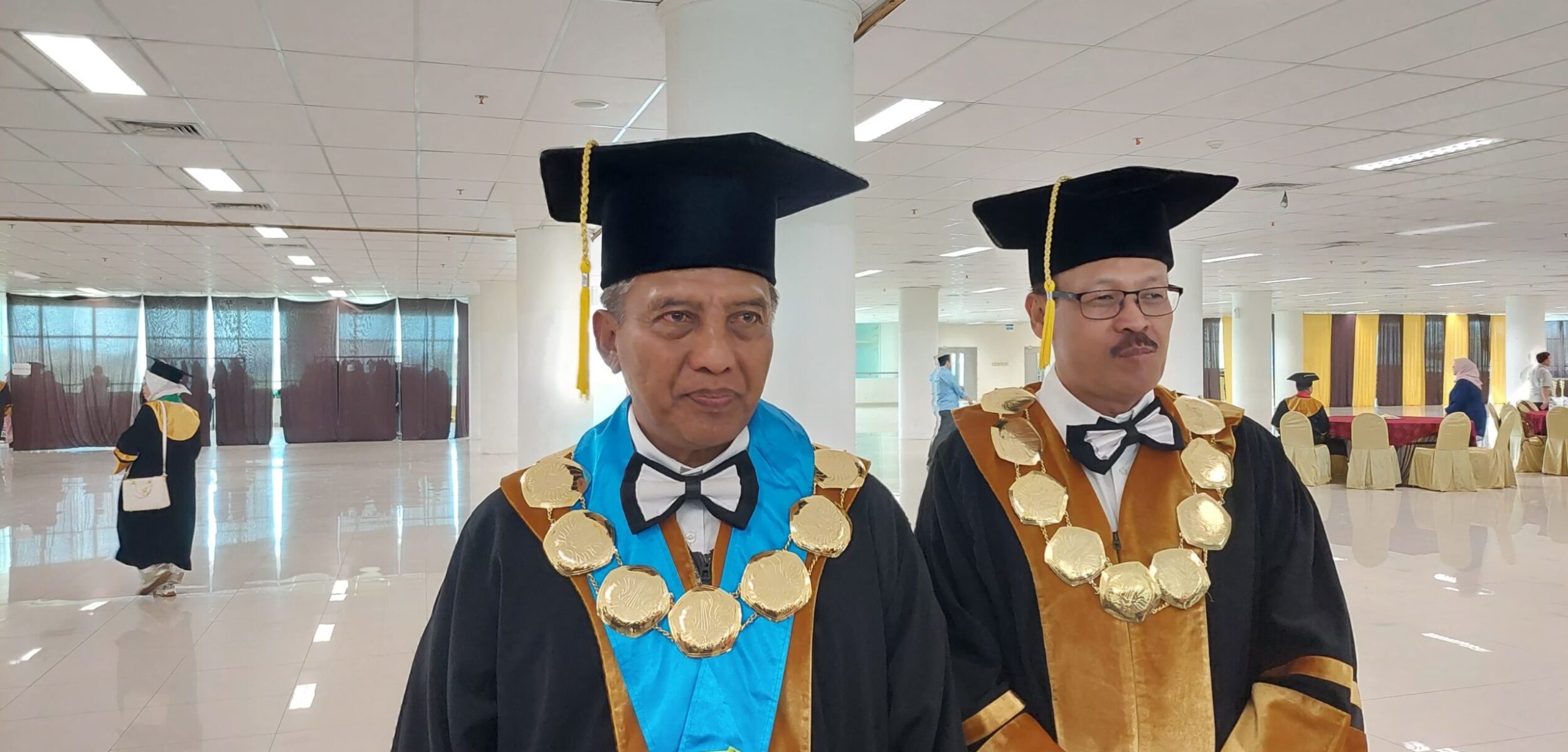 IMG 20250927 WA0102 1 Rektor Unesa, Prof Nurhasan dan Wakil Rektor I Unesa, Dr Martadi saat ditemui usai gelaran Wisuda ke-116. (Husni Habib/kabarterdepan.com)