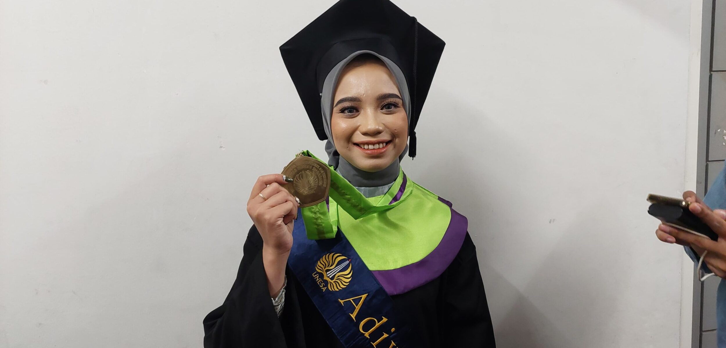 Ela Dwita Sari, penerima beasiswa KIP-K Unesa. (Husni Habib/kabarterdepan.com)