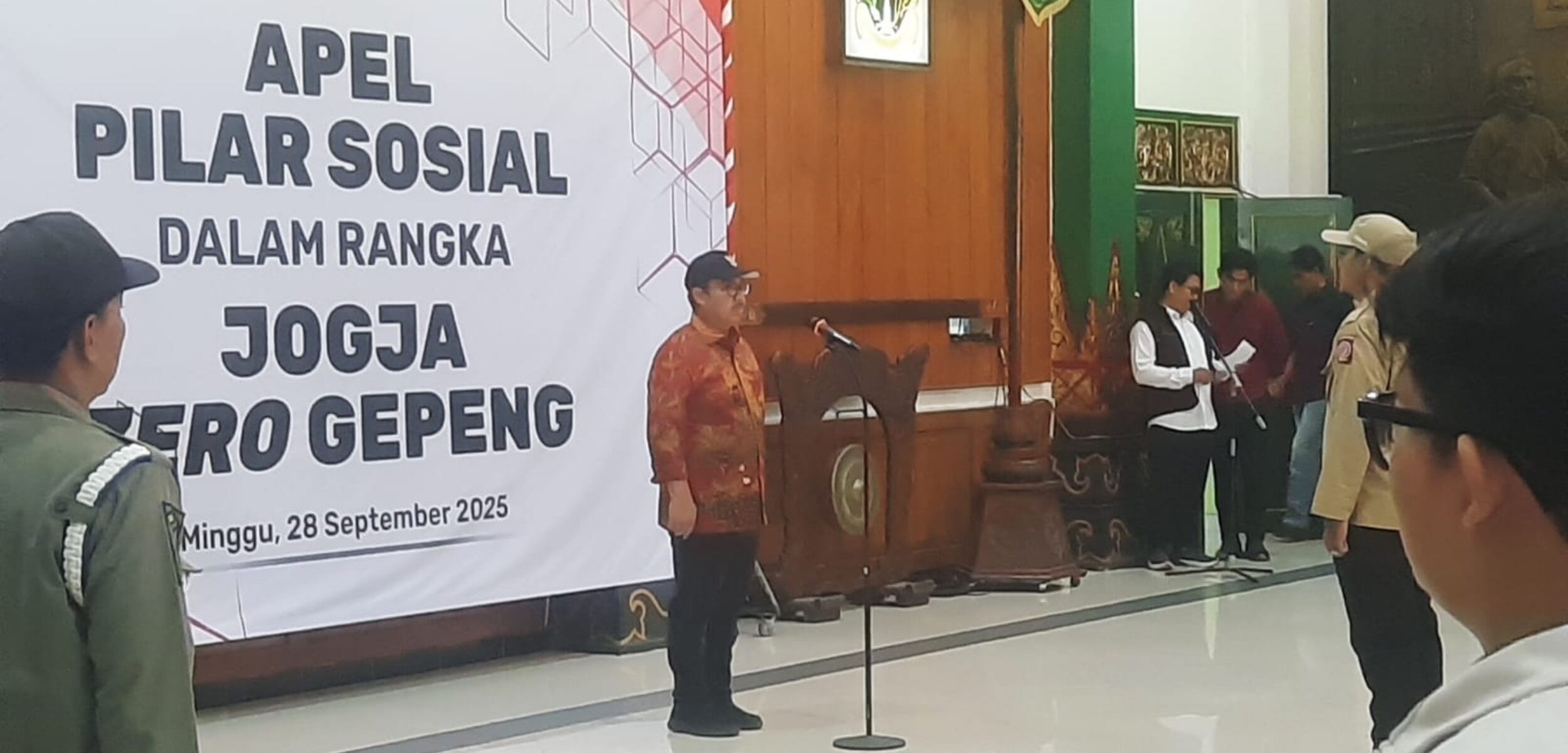 Wali Kota Yogyakarta Hasto Wardoyo saat memimpin apel Pilar Sosial untuk mengondisikan gelandangan dan pengemis di Kota Yogyakarta, Minggu (28/9/2025). (Hadid Husaini/kabarterdepan.com)