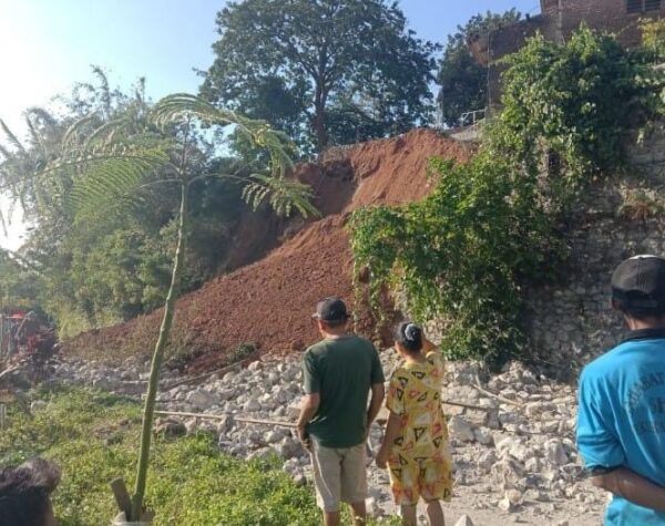 Tanah Longsor di Pacet Tutup Akses Wisata, 1 Mobil Tertimpa