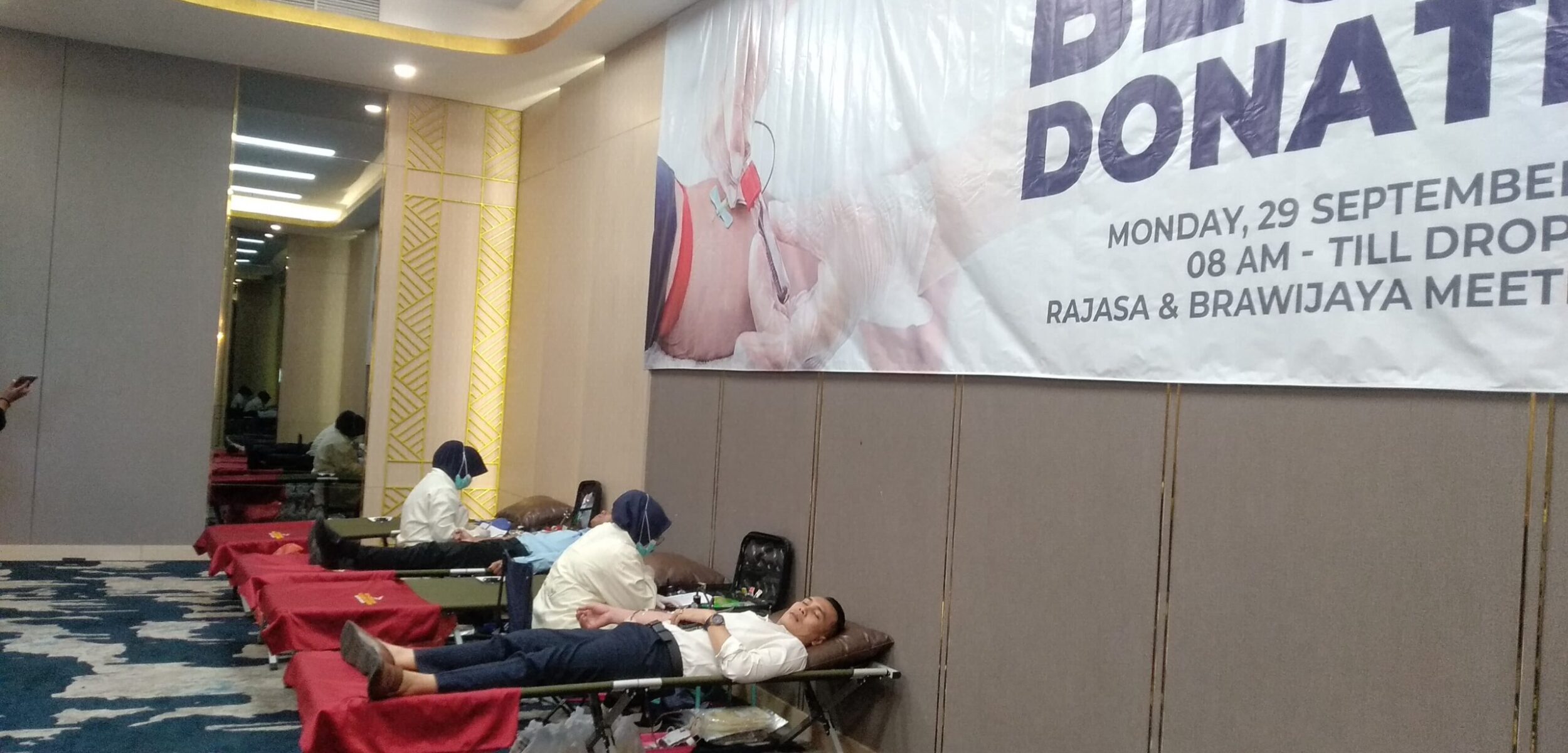 Potret Aston Mojokerto Hotel & Conference Center mengadakan kegiatan donor darah bertajuk Road to Anniversary. (Izhah / Kabarterdepan.com)
