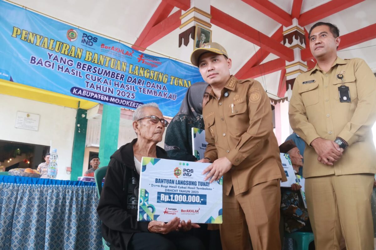 Bupati Mojokerto Muhammad Albarra menyerahkan Bantuan Langsung Tunai (BLT) Dana Bagi Hasil Cukai Hasil Tembakau (DBHCHT). (Kominfo Kab Mojokerto)