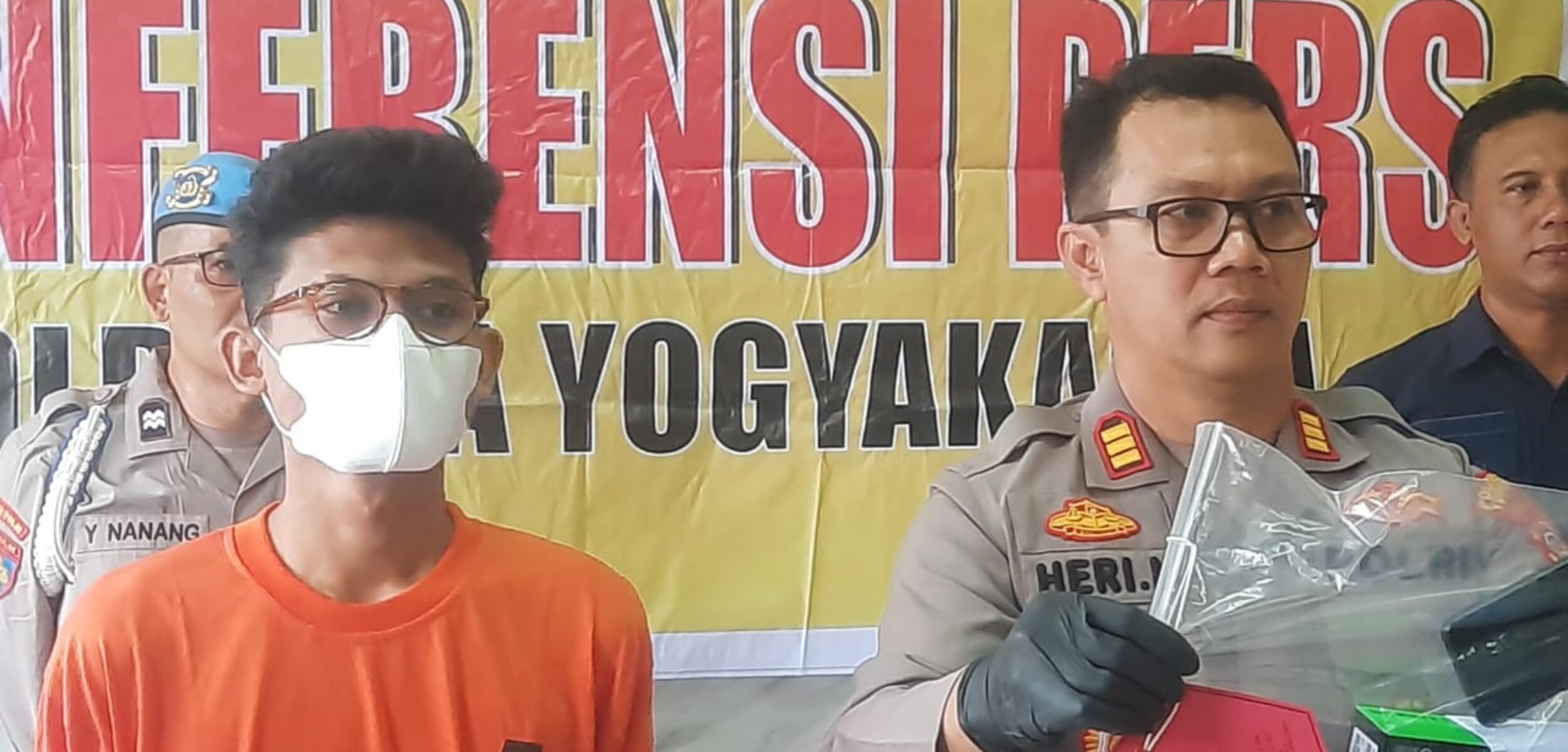 Aplikasi kencan jadi modus pelaku penggelapan sepeda motor Honda PCX di Mapolsek Mergangsan, Kamis (30/9/2025). (Hadid Husaini/kabarterdepan.com) 