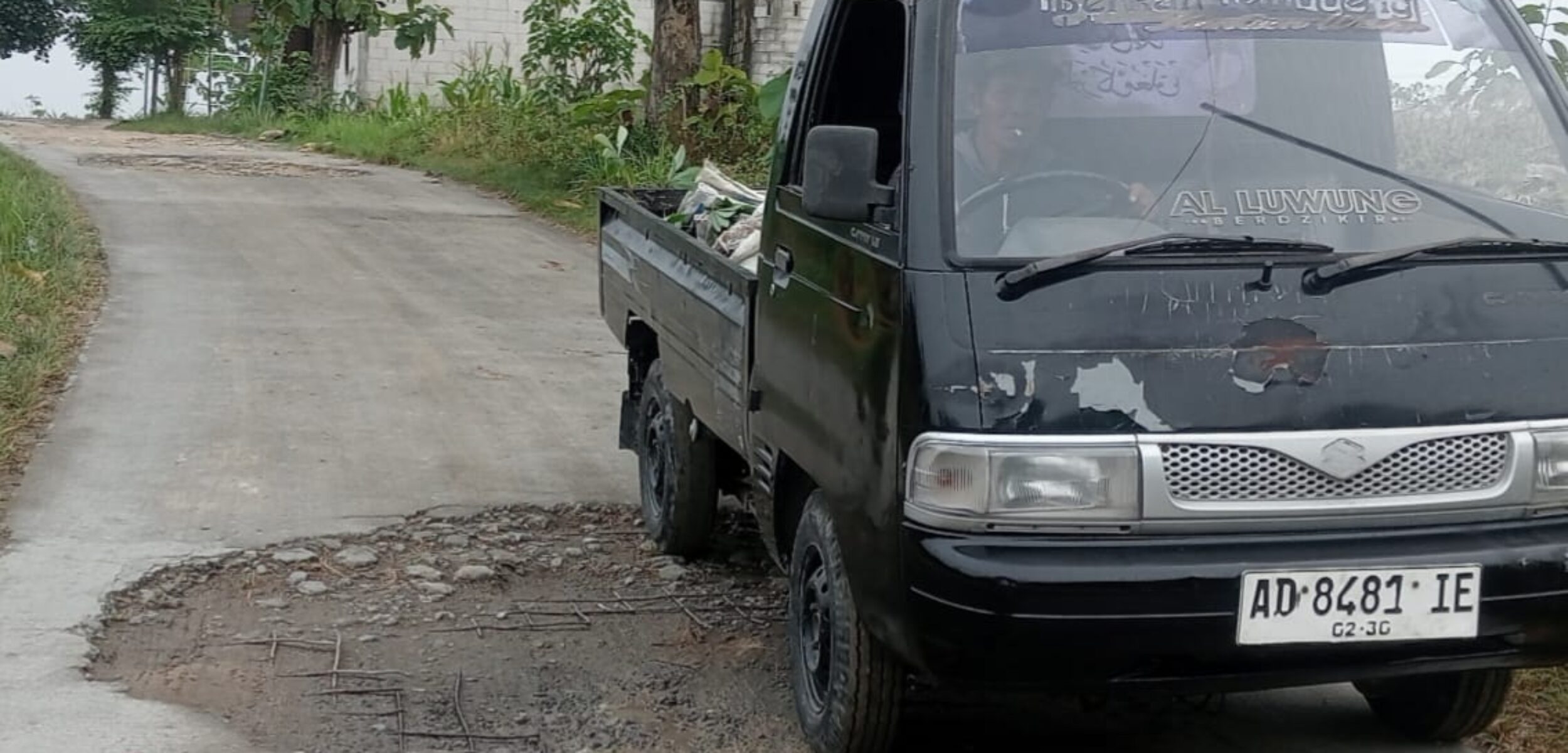 POTRET: Jalan rusak yang jadi penghubung desa Gemantar -Kadawung Kecamatan Mondokan Kabupaten Sragen. (masrikin/kabarterdepan.com)