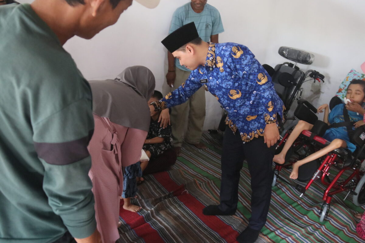 Bupati Mojokerto Muhammad Al Barra menyerahkan bantuan kursi roda kepada dua anak penyandang disabilitas dari keluarga prasejahtera. (Kominfo Kab Mojokerto)