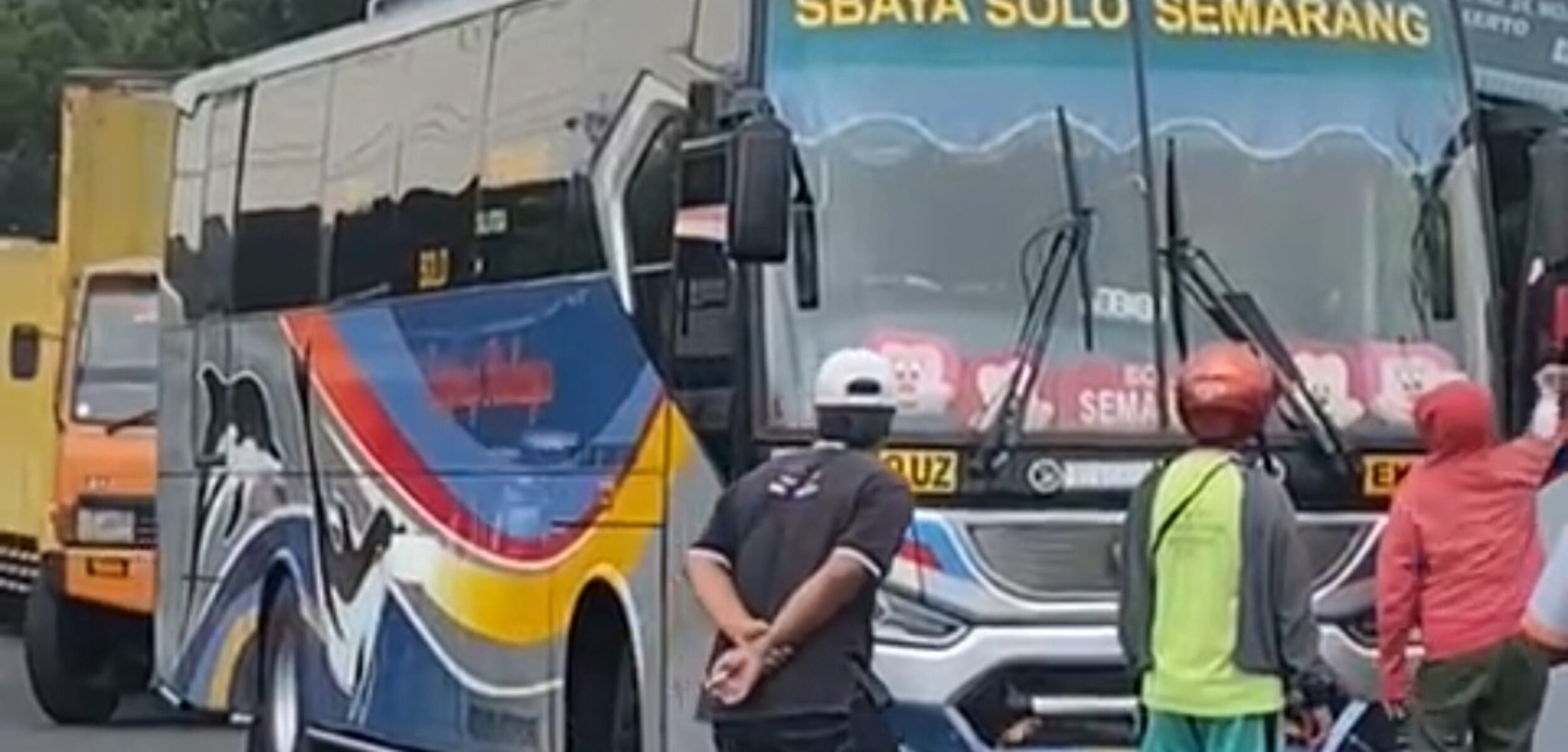 Bus Sugeng Rahayu menerobos lampu merah hingga menabrak pengendara Honda Beat di Kota Mojokerto, Selasa (9/9/2025) (Redaksi / Kabarterdepan.com)