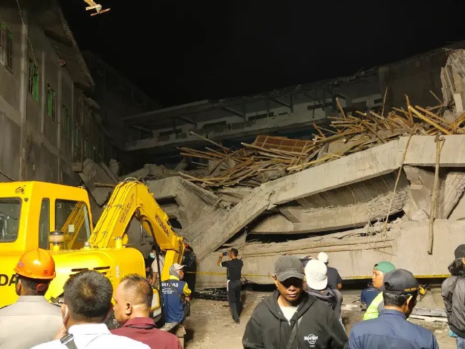 IMG 20250930 095916 489 2 Potret musala tiga lantai Ponpes Al Khoziny Buduran Sidoarjo yang ambruk. (TikTok)