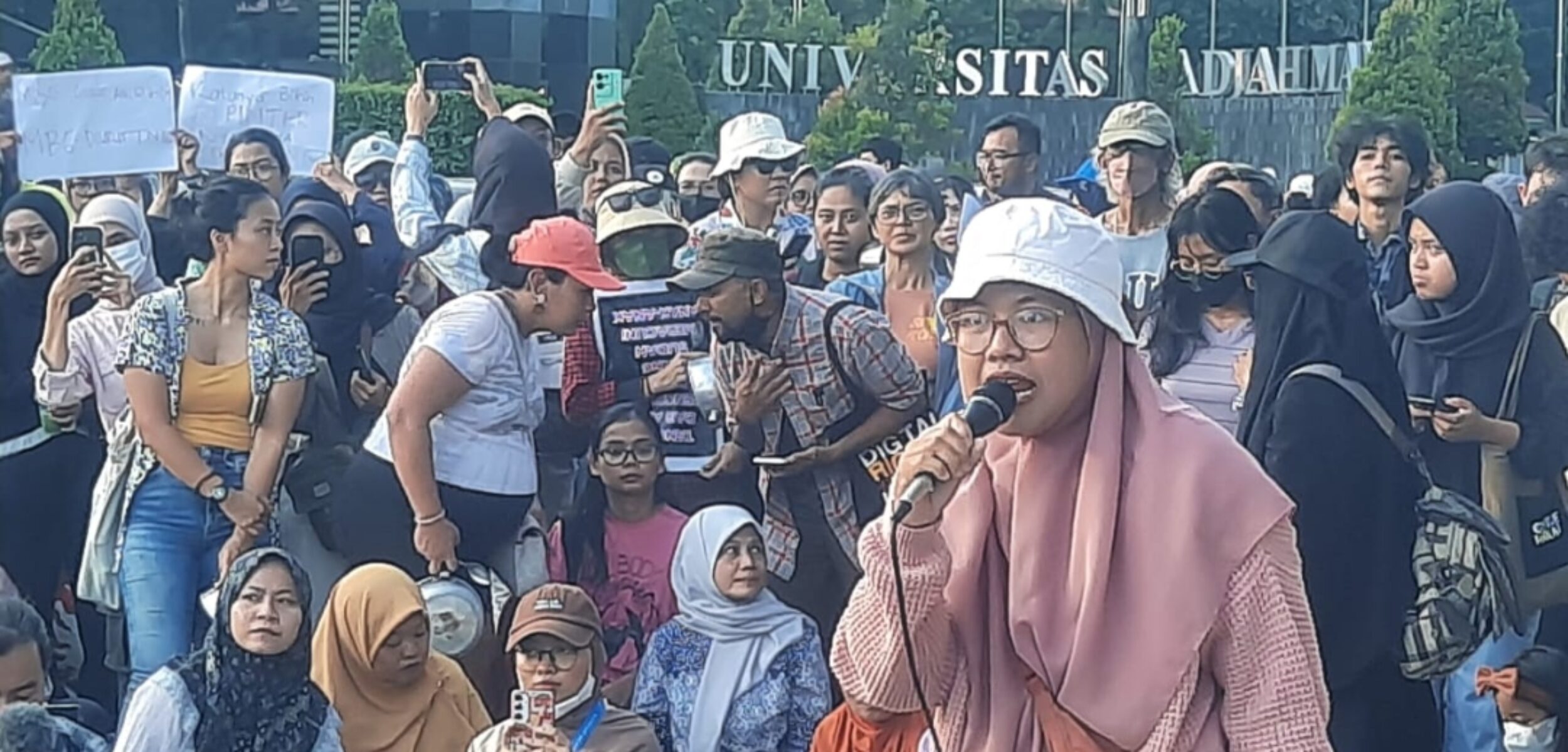 Minta Program MBG Disetop, Ratusan Ibu-ibu Yogyakarta Berkumpul di Bundaran UGM