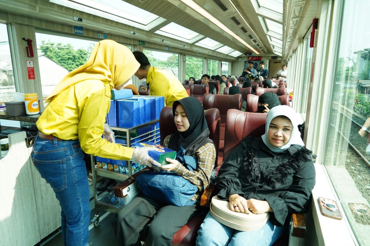 Petugas KAI Wisata melayani penumpang Kereta Panoramic (PT Kereta Api Pariwisata)