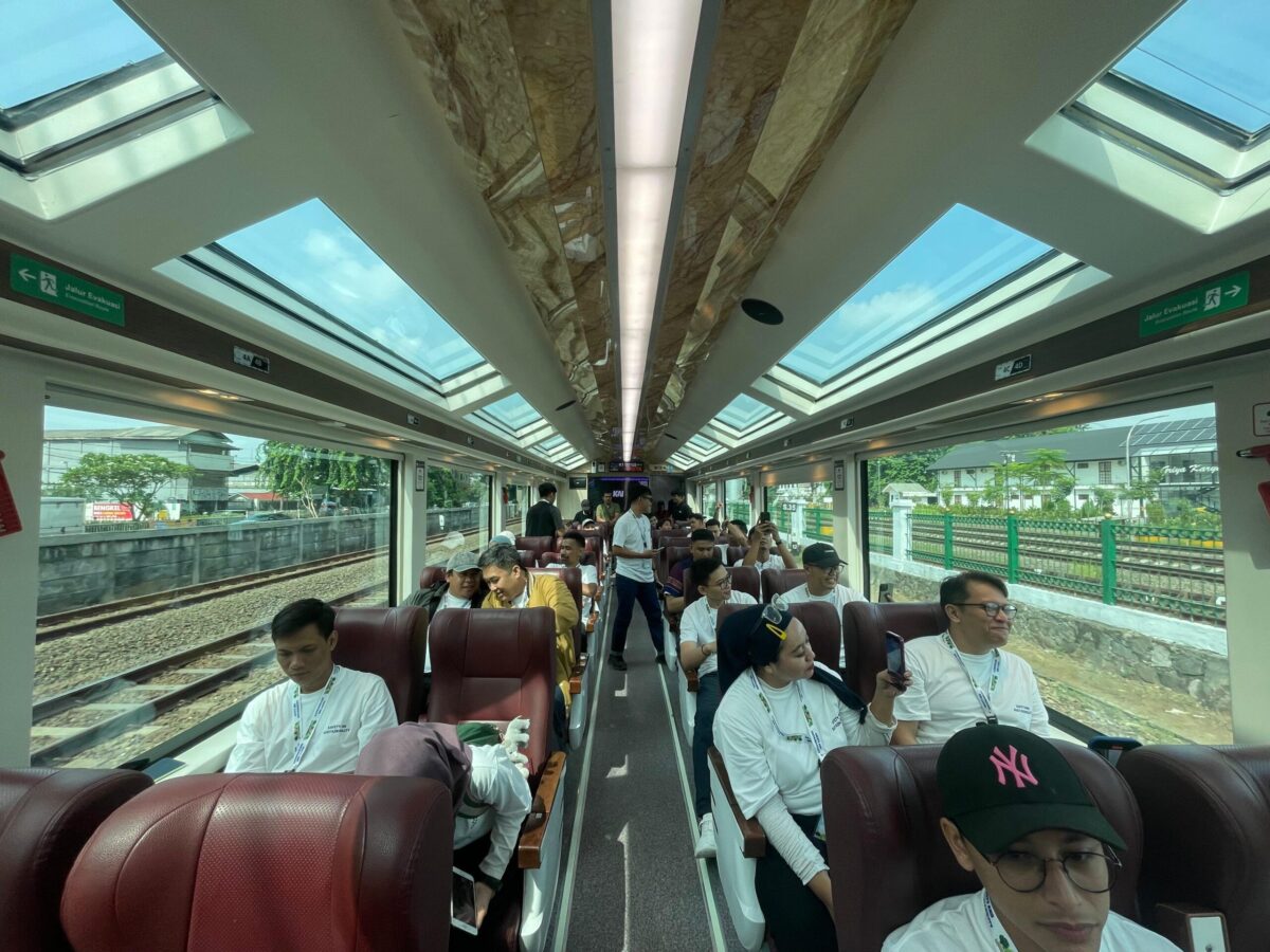 Suasana dalam Kereta Panoramic (PT Kereta Api Pariwisata)