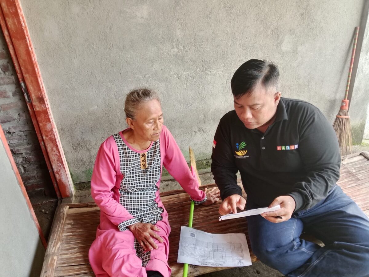 Pendamping Sosial mengunjungi masyarakat untuk melaksanakan monev bansos sembako