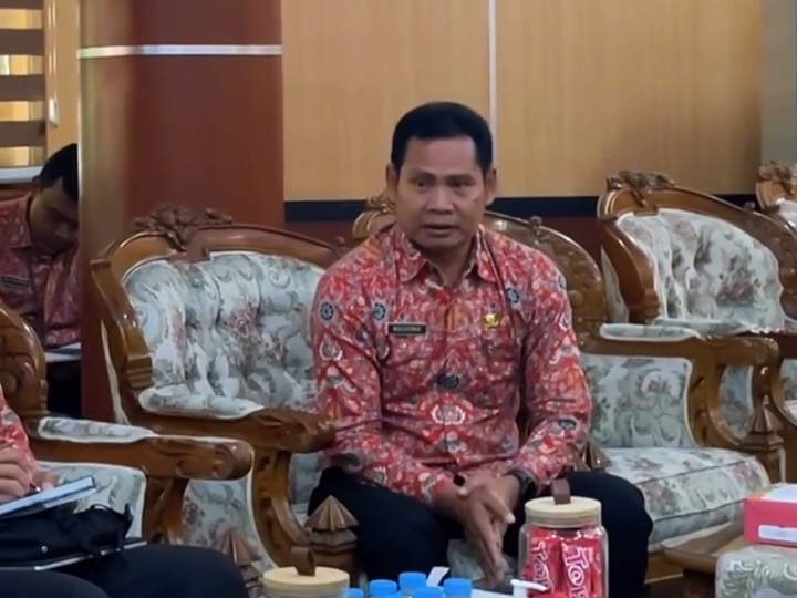 Potret Camat Sooko saat meminta maaf ke Bupati Mojokerto soal Kades Tempuran joget di Kantor Kecamatan. (Instagram Gus Barra)