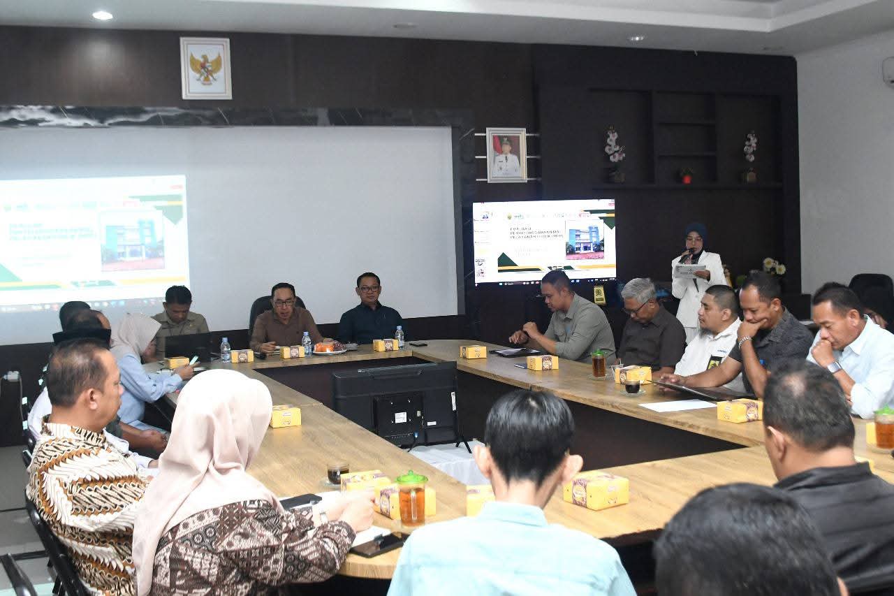 WhatsApp Image 2025 09 01 at 14.15.39 0d99e948 1 Potret rapat koordinasi pengisian kuisioner evaluasi MPP di Aula Kantor DPMPTSP Kabupaten Sukabumi. (Idris / Kabarterdepan.com)