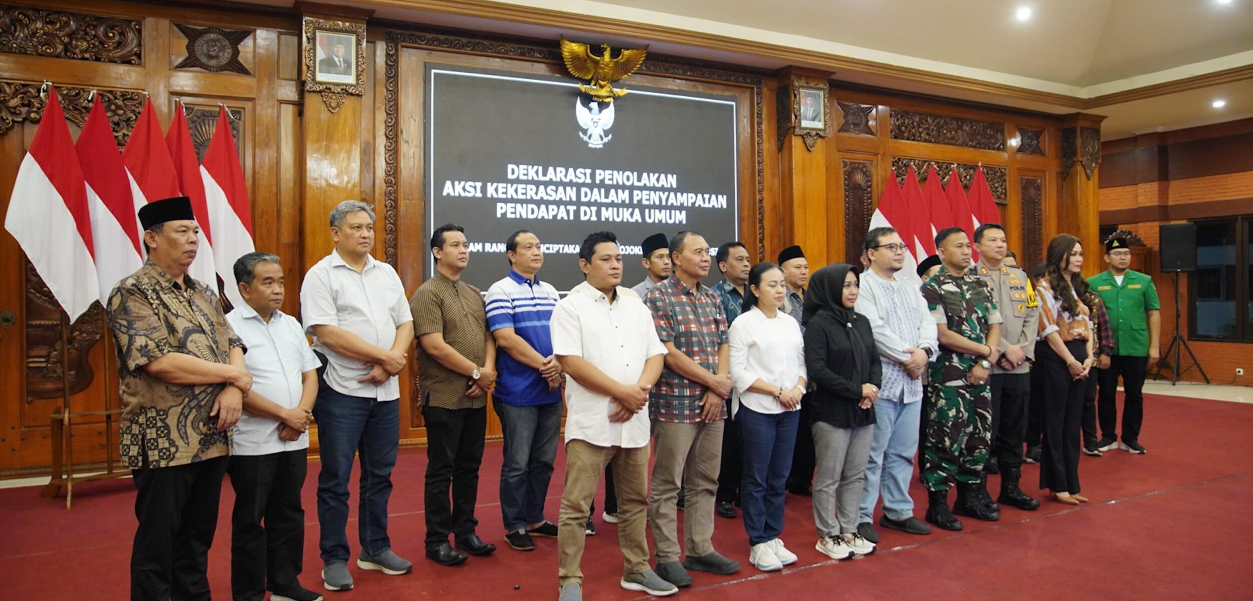 Wali Kota Mojokerto Ika Puspitasari memimpin langsung deklarasi penolakan aksi kekerasan dalam penyampaian pendapat di muka umum. (Kominfo Kota Mojokerto)
