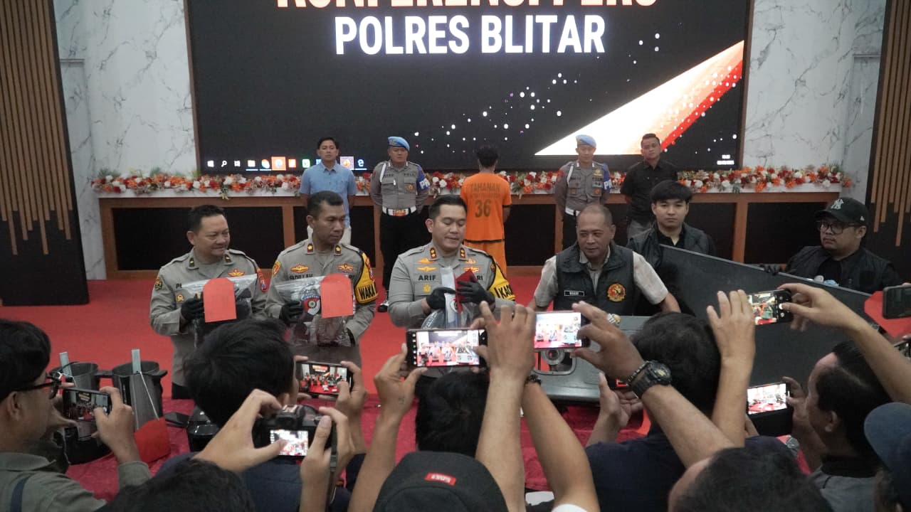 Konferensi pers Polres Blitar mengungkap kasus tindak pidana pengerusakan, pencurian, dan pembakaran Gedung DPRD Kabupaten Blitar. (Humas Polres Blitar)