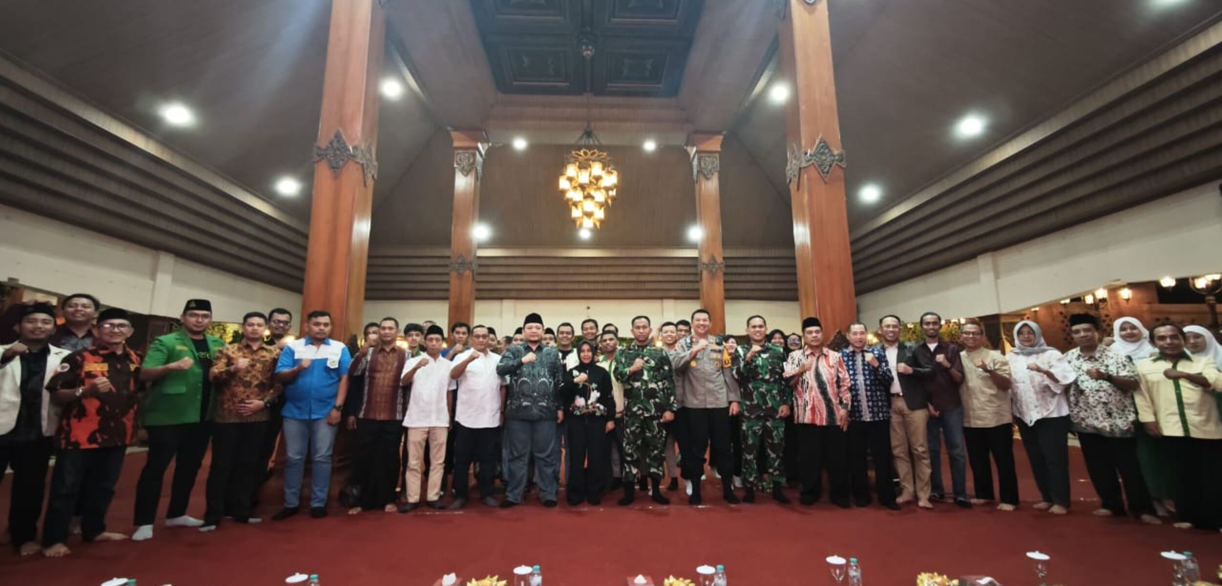 Wali Kota Mojokerto Ika Puspitasari bersama perwakilan organisasi lintas agama dan kepemudaan se-Kota Mojokerto melakukan deklarasi damai. (Kominfo Kota Mojokerto)