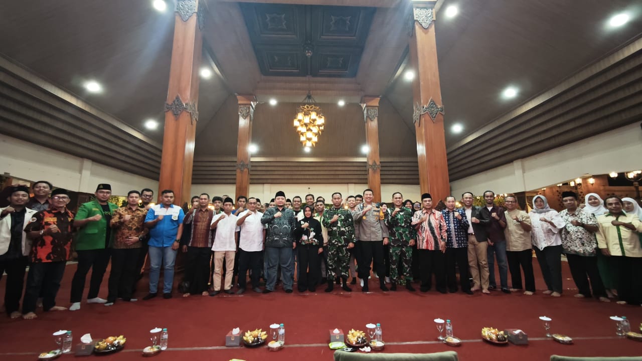 Wali Kota Mojokerto Ika Puspitasari bersama perwakilan organisasi lintas agama dan kepemudaan se-Kota Mojokerto melakukan deklarasi damai. (Kominfo Kota Mojokerto)
