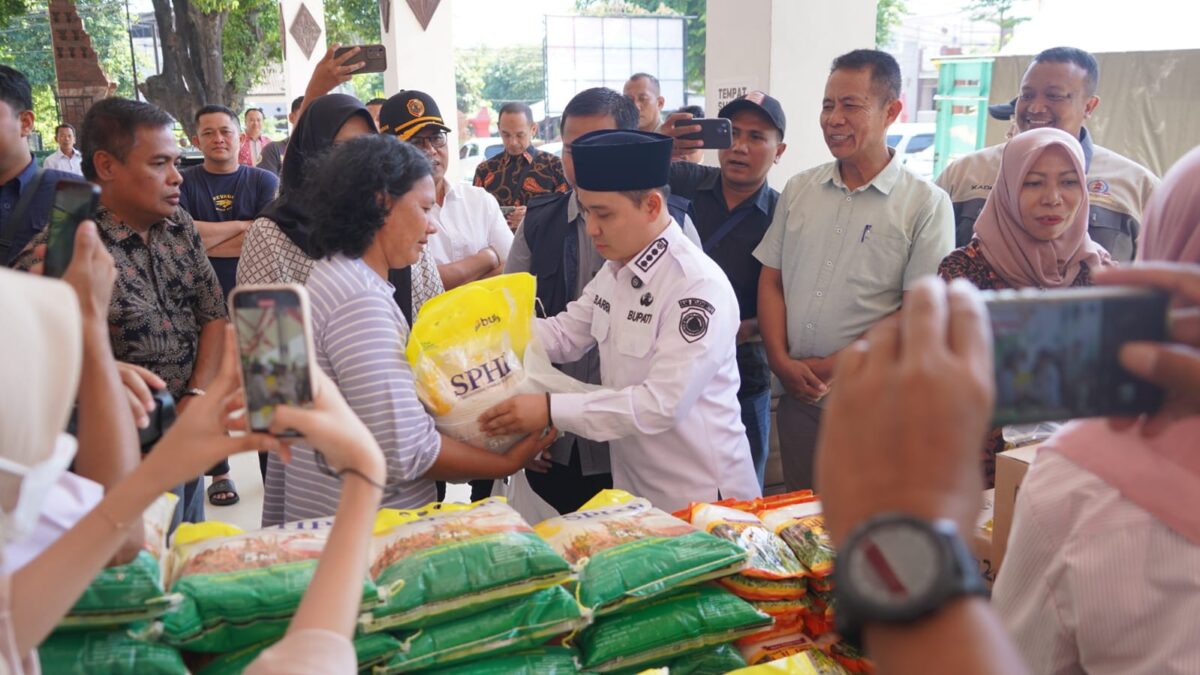 Potret Bupati Mojokerto, Dr. H. Muhammad Al-Barra (Gus Barra) dalam acara Gerakan Pangan Murah (GPM) yang diinisiasi Pemkab Mojokerto. (Redaksi Kabar Terdepan)