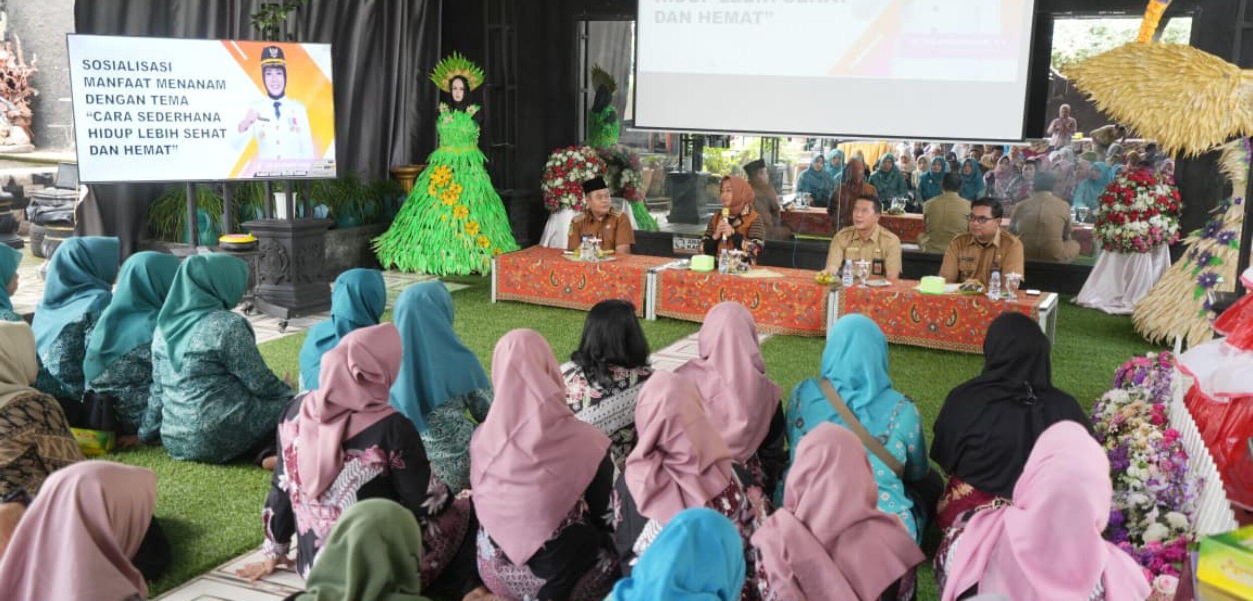 Wali Kota Mojokerto Ika Puspitasari dalam kegiatan sosialisasi menanam di pekarangan. (Kominfo Kota Mojokerto)