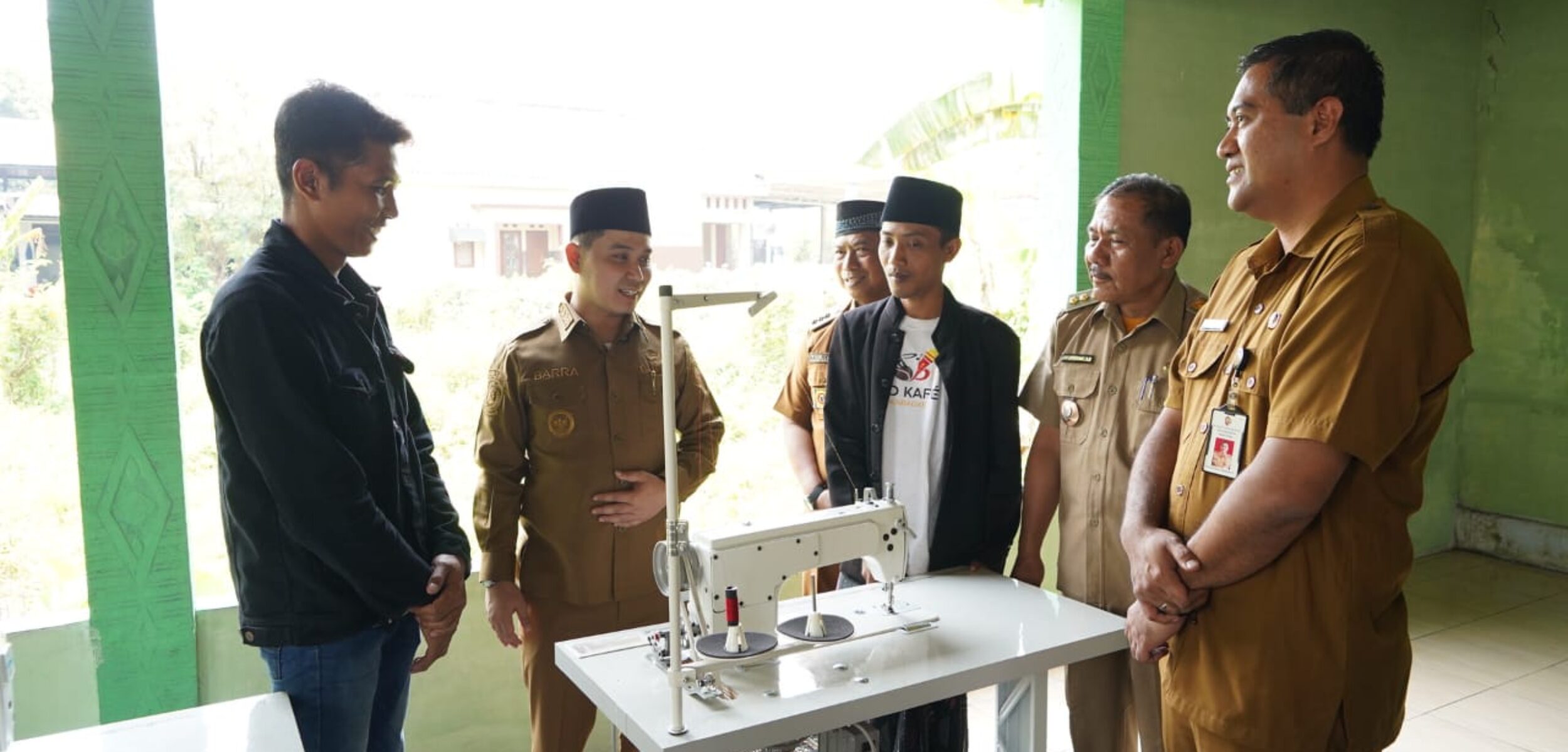 Bupati Mojokerto Muhammad Al Barra menyerahkan bantuan 3 unit mesin jahit kepada pengurus LKS Baitu Husodo. (Kominfo Kab Mojokerto)