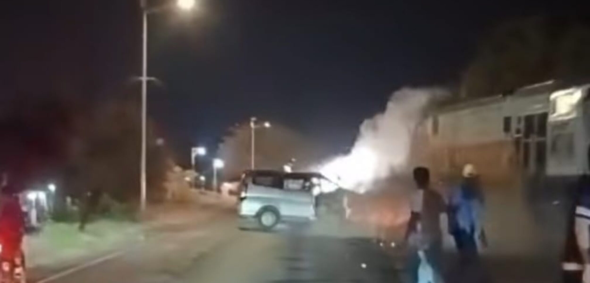 Mogok di Perlintasan, Mobil Warga Probolinggo Ringsek Tertemper KA Ranggajati