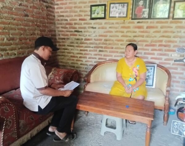 Pendamping Sosial dengan sabar melakukan Monev Bansos dan mengedukasi Penerima Bansos