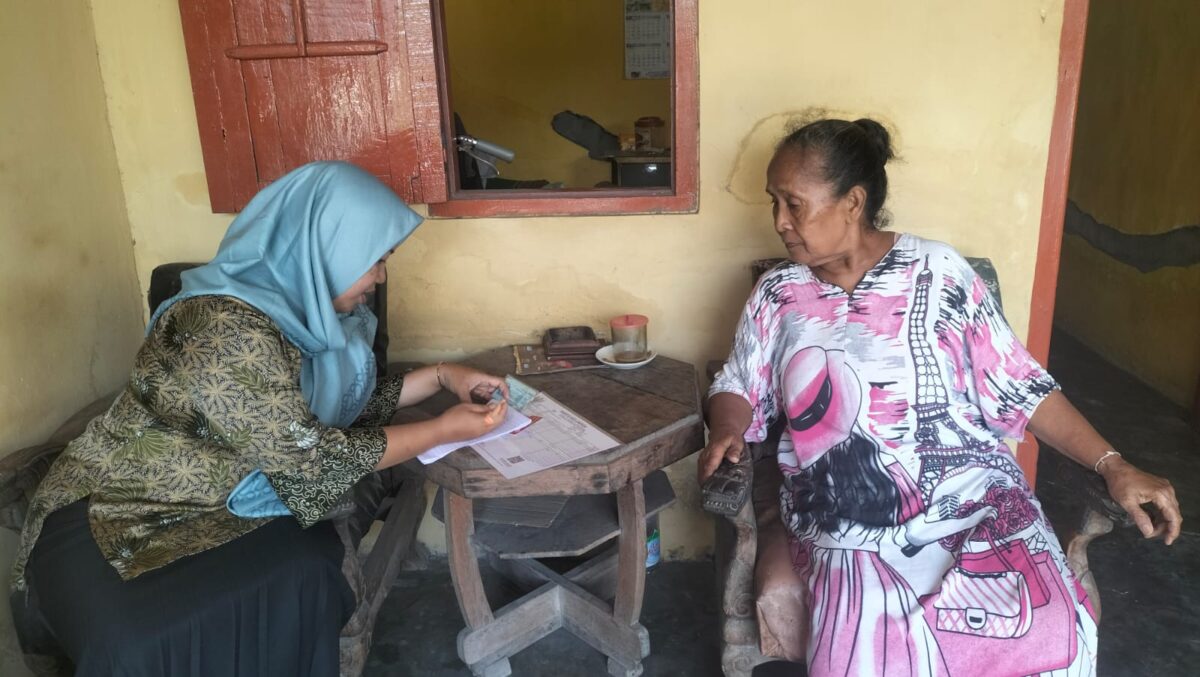 Pendamping Sosial datangi Lansia Penerima Bansos di Kabupaten Mojokerto