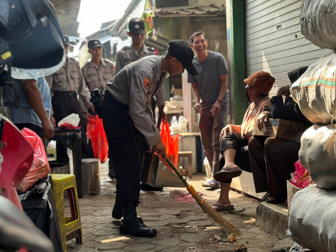 Siswa Diktukba Polri SPN Polda Jatim memunguti sampah di Pasar Mojokerto. (Humas Polres Mojokerto)