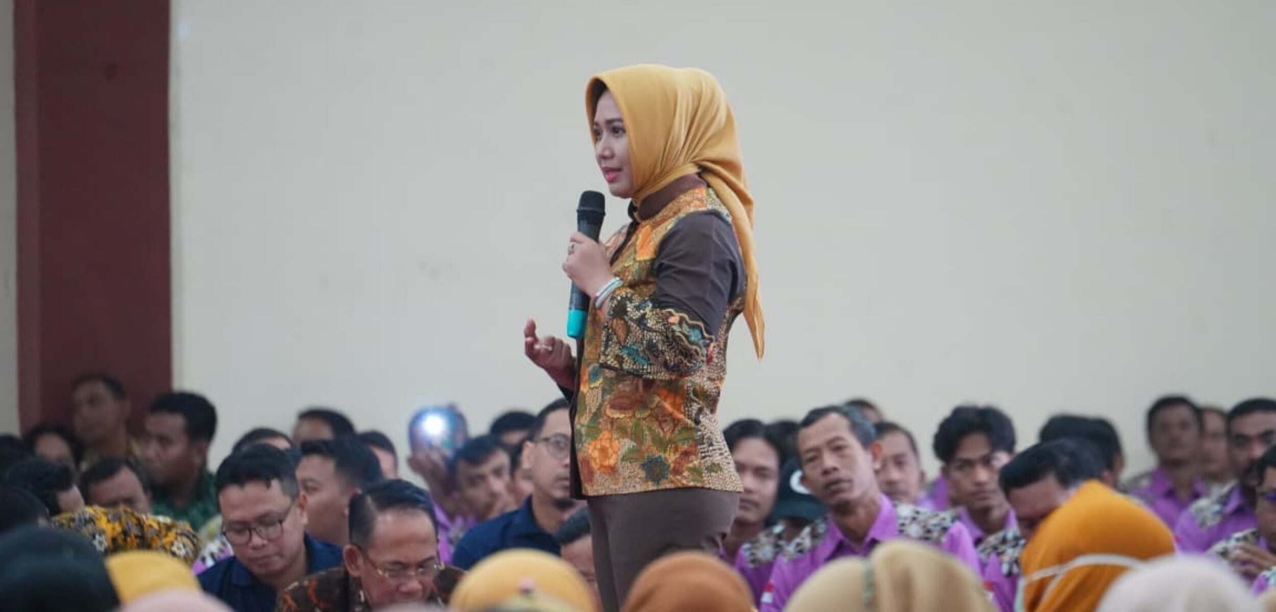 Wali Kota Mojokerto Ika Puspitasari saat memberikan pengarahan kepada tenaga Non ASN di Hall MPP Gajah Mada (21/8/2025). (Kominfo Kota Mojokerto)
