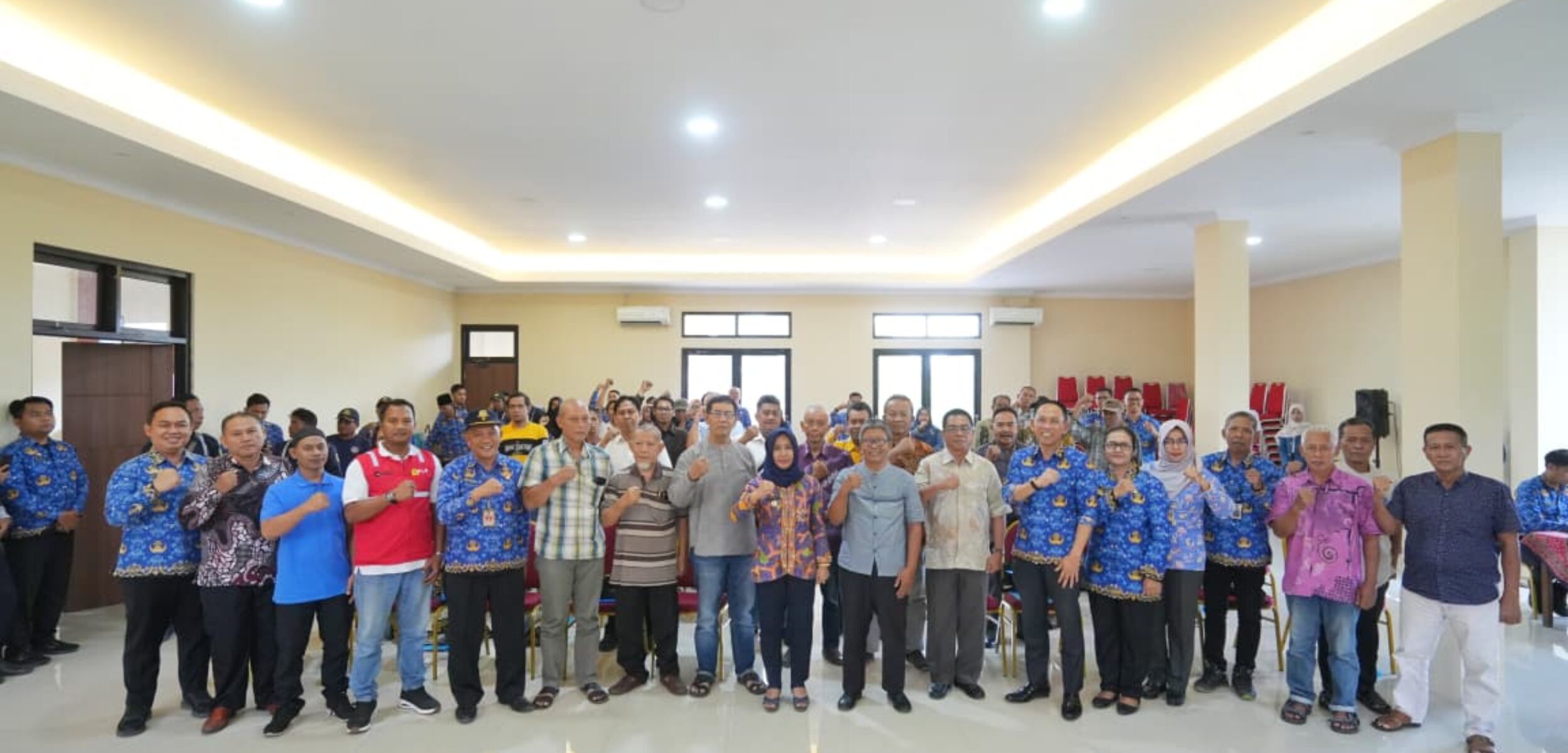 Foto bersama Wali Kota Mojokerto Ika Puspitasari usai sosialisasi teknis pemasangan dan pemeliharaan Lampu Penerangan Jalan Umum (PJU). (Kominfo Kota Mojokerto)