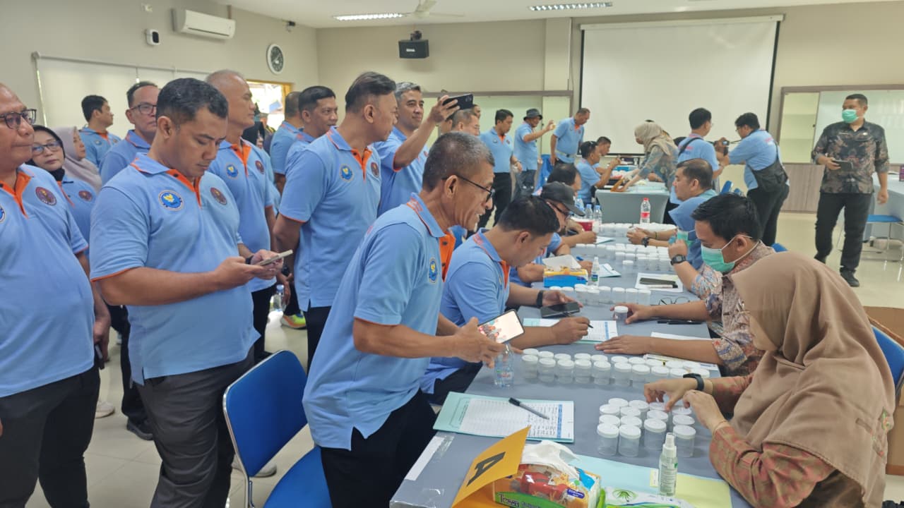Tes urine mendadak untuk seluruh pejabat utama BNN. (Istimewa)