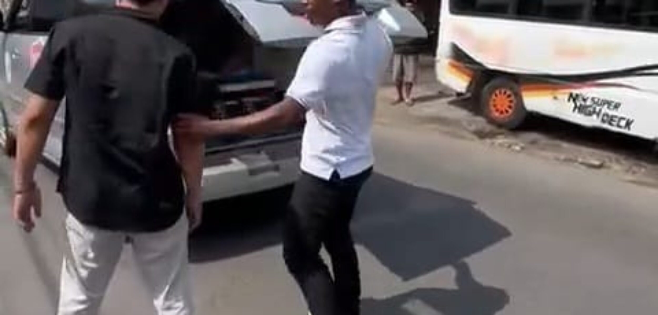 Halangi Jalan, Sopir Ambulans di Tuban Seret Sopir Innova Tunjukkan Bawa Pasien Gawat Darurat