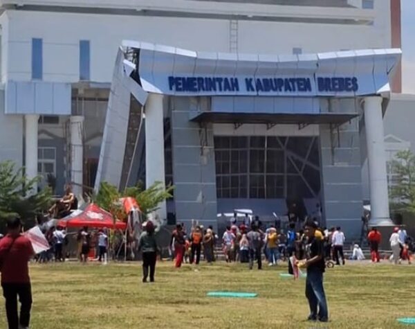 Potret atap teras Kantor Pemerintahan Terpadu (KPT) Brebes yang ambruk. (TikTok @purwaadi368)