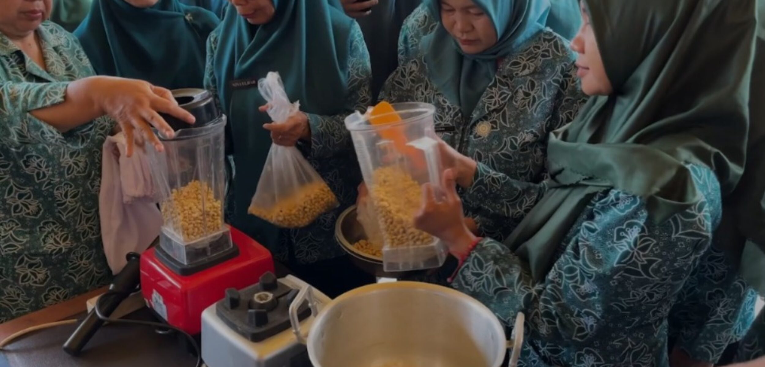 WhatsApp Image 2025 09 22 at 1.20.34 PM 1 Anggota Tim Penggerak (TP) Pemberdayaan Kesejahteraan Keluarga (PKK) Kota Mojokerto mengikuti pelatihan olahan makanan berbasis kedelai. (Kominfo Kota Mojokerto)