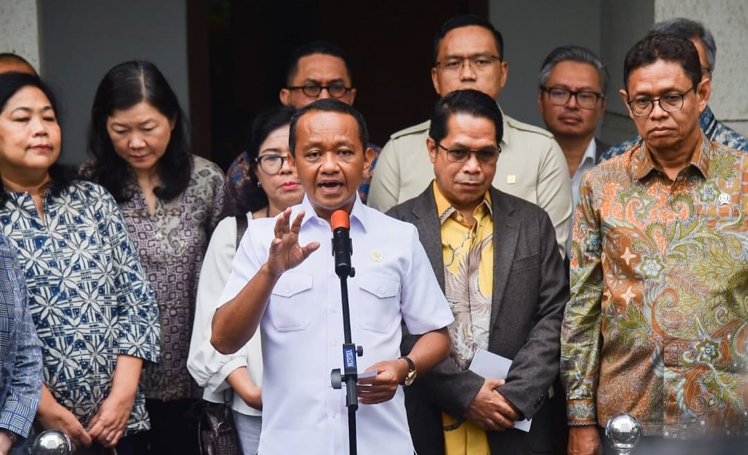 WhatsApp Image 2025 09 22 at 16.42.55 caf69a6c 1 Menteri ESDM, Bahlil Lahadalia, saat konferensi pers di Kementerian ESDM tentang penjualan base fuel. (Instagram @kesdm)