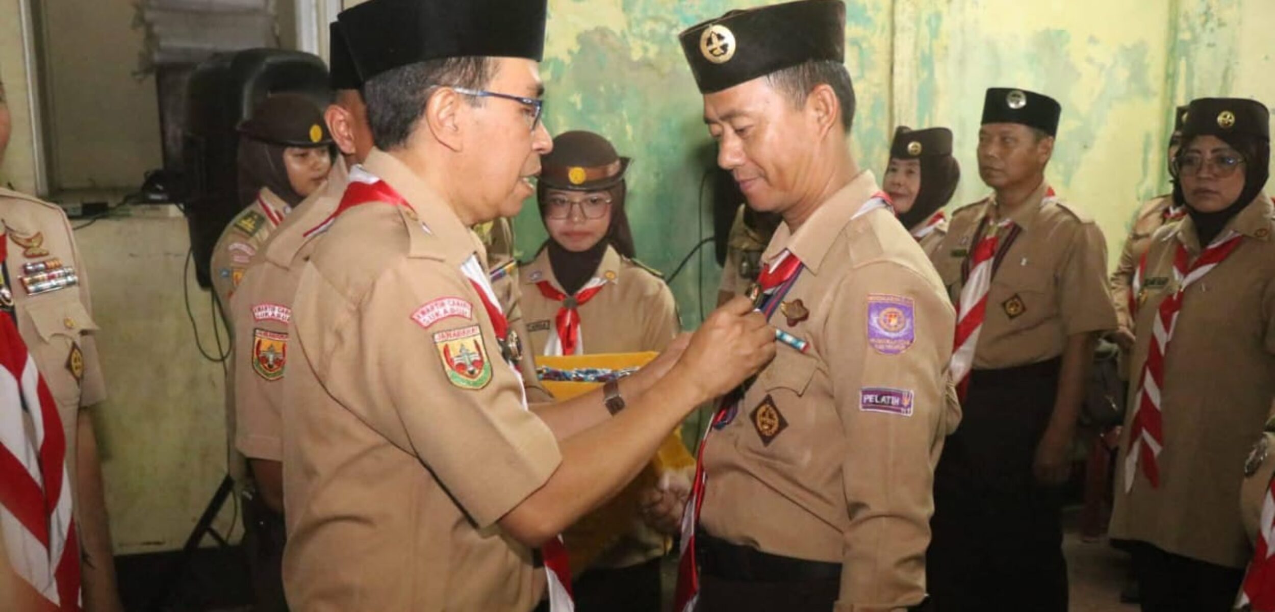 Potret pengkuhan pengurus baru Pramuka Sukabumi oleh Ketua Kwarcab Pramuka Kabupaten Sukabumi, Ade Suryaman. (Idris / Kabarterdepan.com)