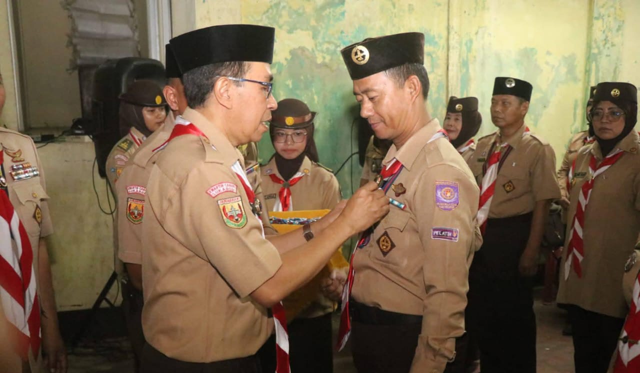 Potret pengkuhan pengurus baru Pramuka Sukabumi oleh Ketua Kwarcab Pramuka Kabupaten Sukabumi, Ade Suryaman. (Idris / Kabarterdepan.com)