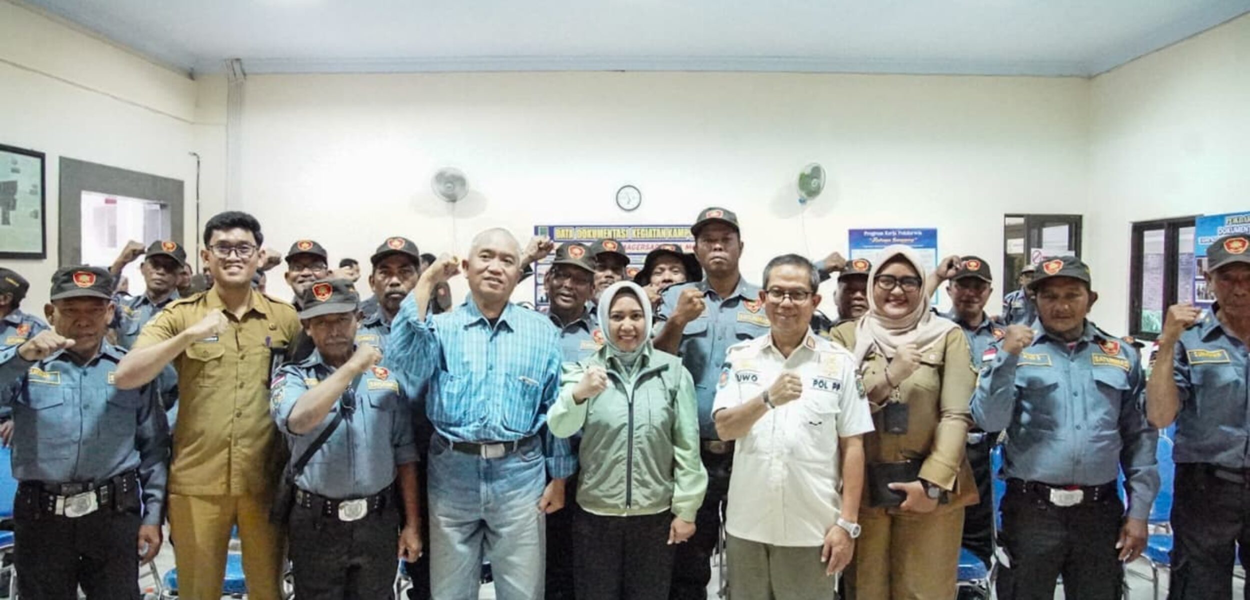 Wali Kota Mojokerto Ika Puspitasari melaksanakan pertemuan dengan anggota Satlinmas Kelurahan Kedundung. (Kominfo Kota Mojokerto)