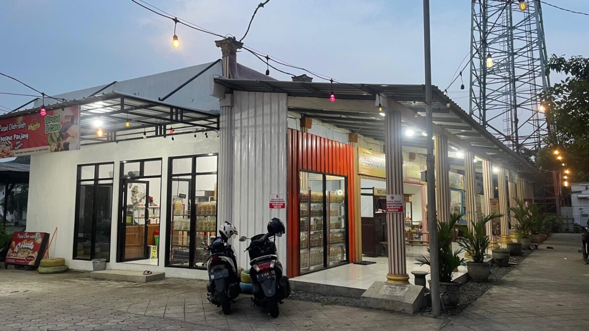 Potret toko oleh-oleh tepat berada di samping kafetaria Jabon Tower. (Izhah / Kabarterdepan.com)