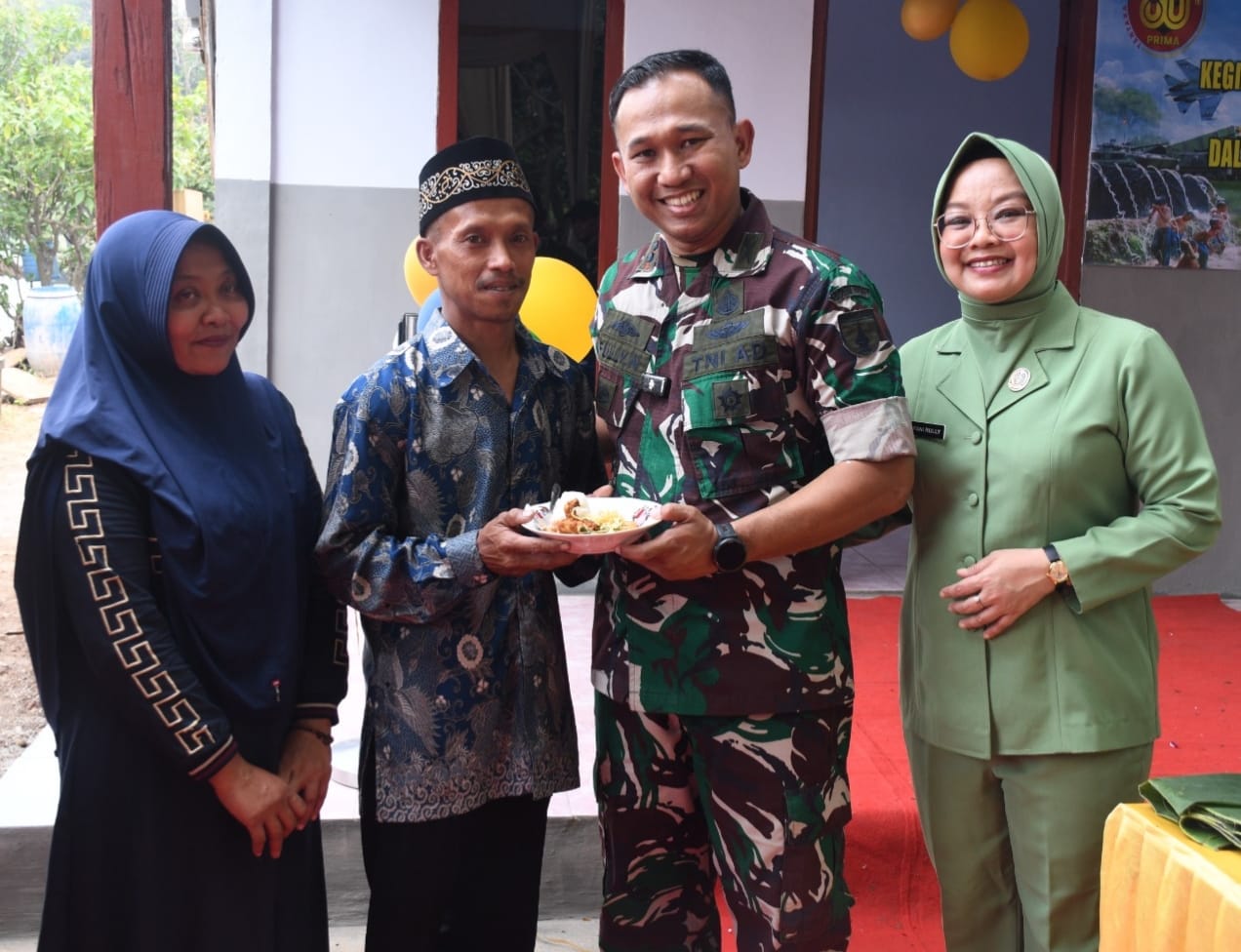 Potret Dandim 0815/Mojokerto, Letkol Inf Rully Noriza, S.I.P., M.I.P., bersama pemilik rumah, Mohammad Suud. (Humas Kodim)