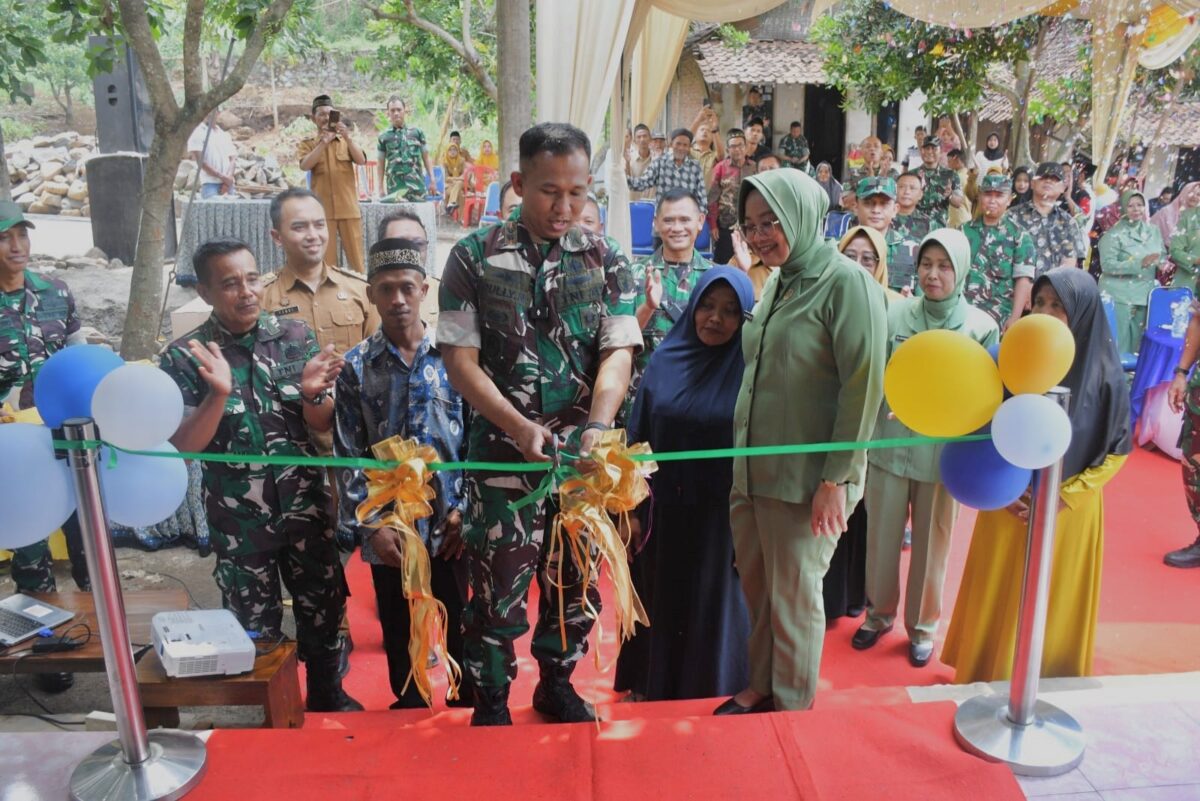 Potret peresmian Rumah Tinggal Layak Huni (RTLH) milik keluarga Mohammad Suud di Manting, Jatirejo sekaligus program Sedekah Prajurit. (Humas Kodim)