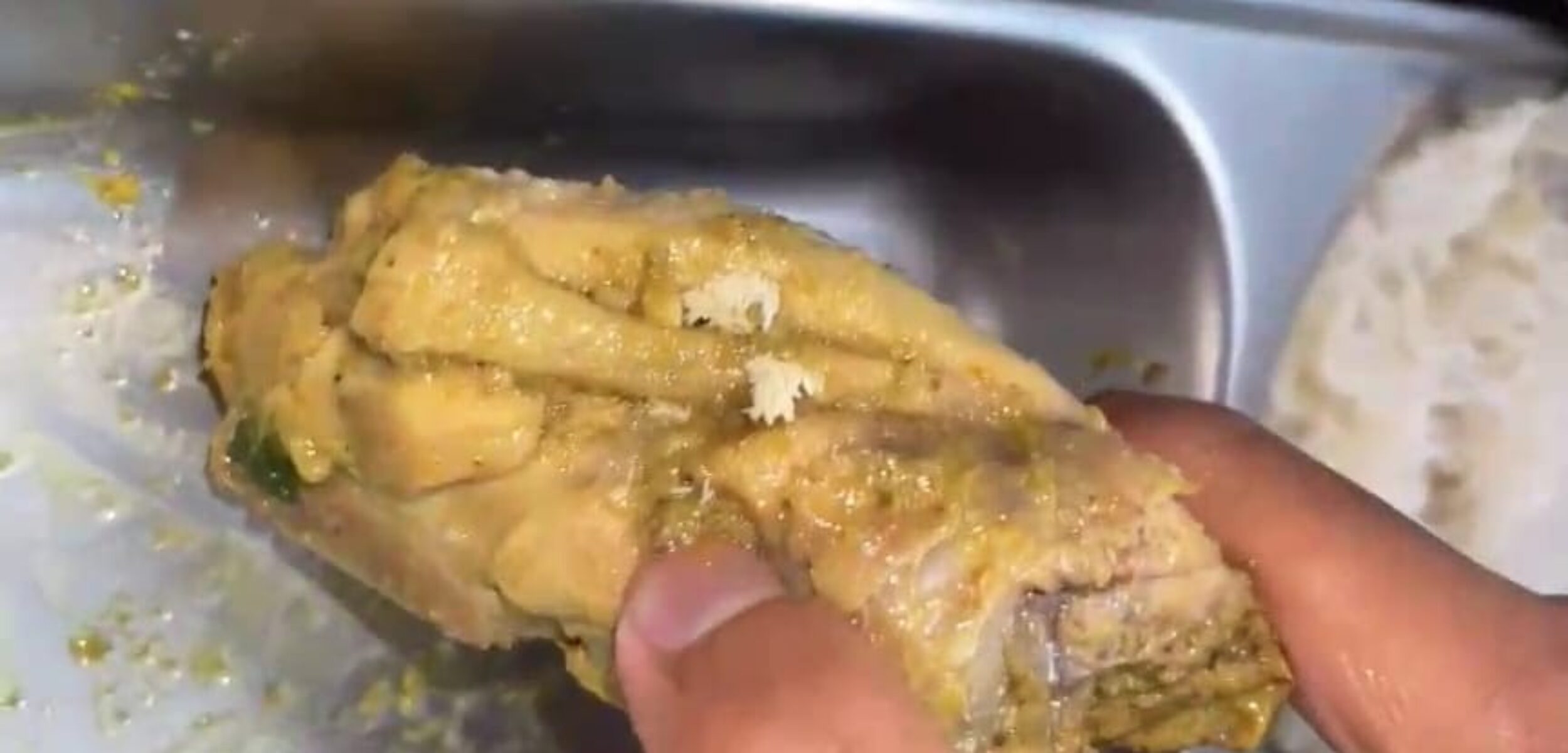 Potret diduga ulat kecil berwarna putih menyerupai telur lalat di ayam salah satu ompreng MBG siswa SMKN 2 Kota Mojokerto. (Redaksi / Kabarterdepan.com)