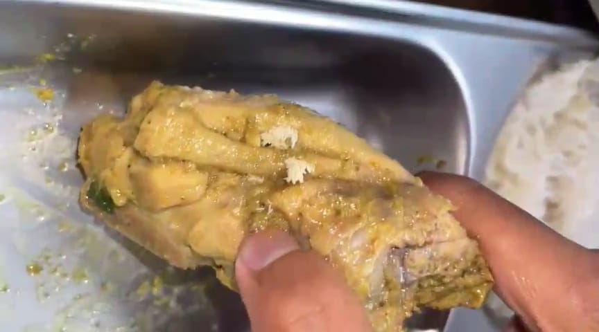 Potret diduga ulat kecil berwarna putih menyerupai telur lalat di ayam salah satu ompreng MBG siswa SMAN 2 Kota Mojokerto. (Redaksi / Kabarterdepan.com)