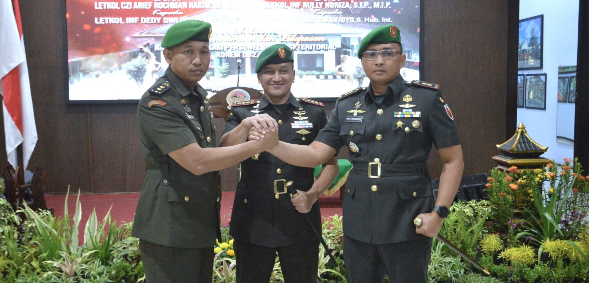 Potret Letkol Inf Rully Noriza saat menyerahkan tongkat komando Dandim 0815/Mojokerto kepada Letkol Inf Abi Swanjoyo. (Humas Kodim)