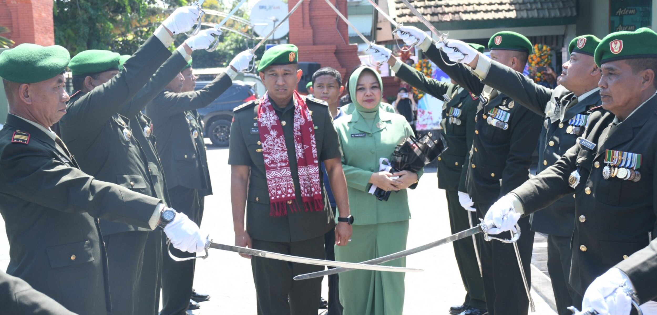 Potret tradisi pengantar tugas Kodim 0815/Mojokerto saat melepas Letkol Inf Rully Noriza dengan Pedang Pora. (Humas Kodim)