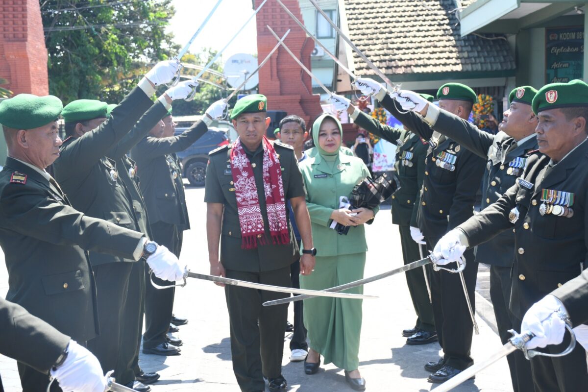 Potret tradisi pengantar tugas Kodim 0815/Mojokerto saat melepas Letkol Inf Rully Noriza dengan pedang pora. (Humas Kodim)
